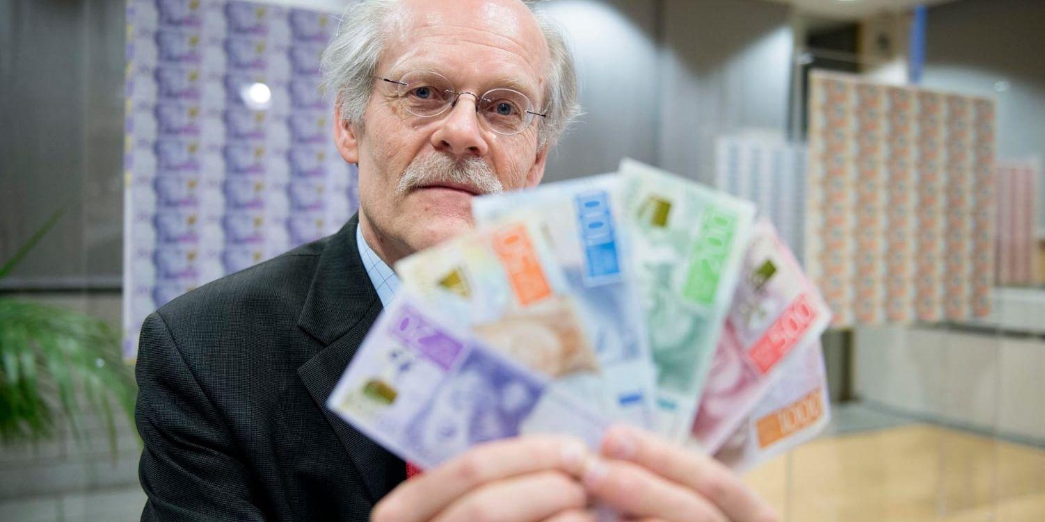 Riksbankschefen Stefan Ingves visar upp de nya sedlarna. Arkivbild från februari 2015.