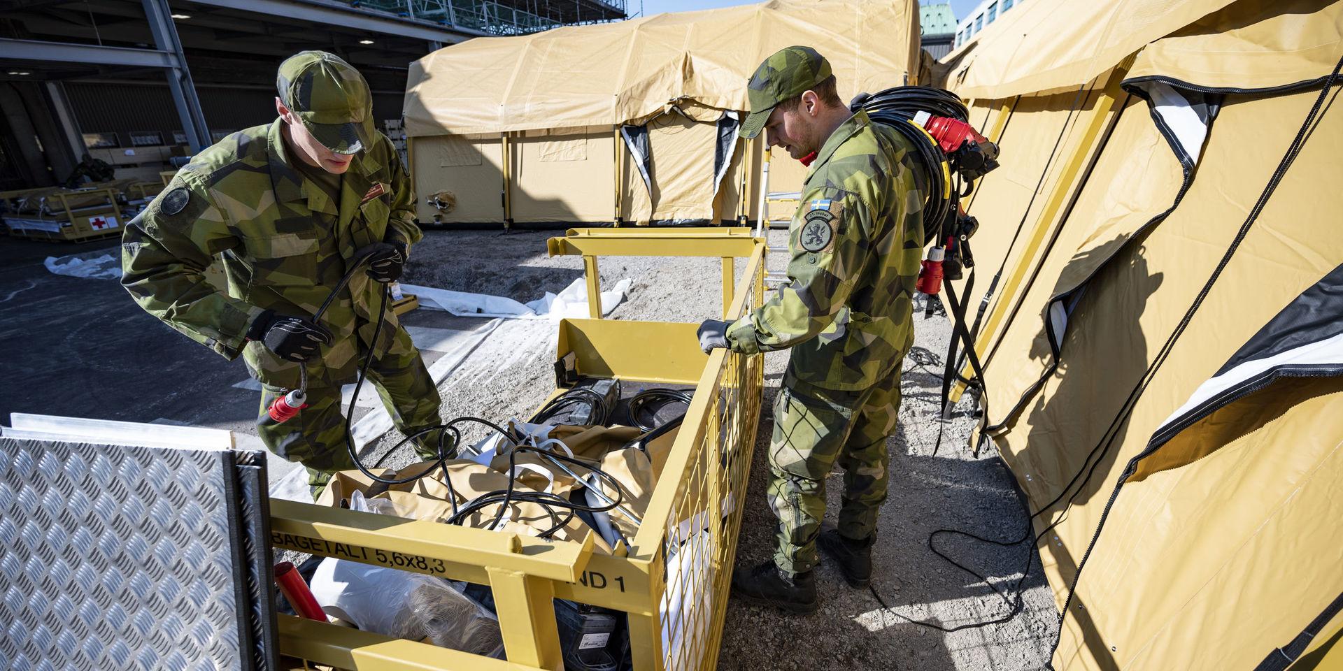 Militärer slåss mot fienden. Ingenjörstrupper bygger tält utanför lasarettet i Helsingborg. 