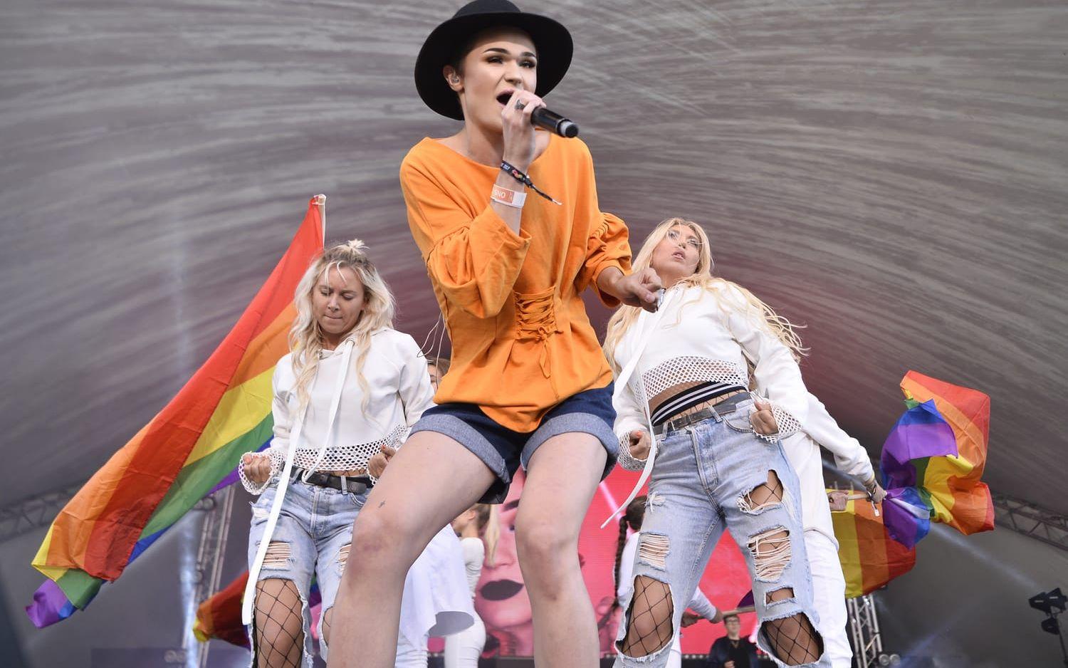 Thomas Sekelius som blev känd genom sina sminkvideos och bland annat framförde den officiella Pride-låten 2017 tog hem sjätteplatsen bland de mäktigaste på sociala medier. Foto: TT/Vilhelm Stokstad.