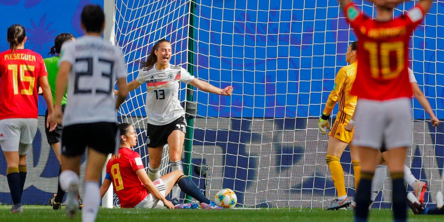 Tysklands Sara Däbritz jublar efter 1–0-målet mot Spanien.