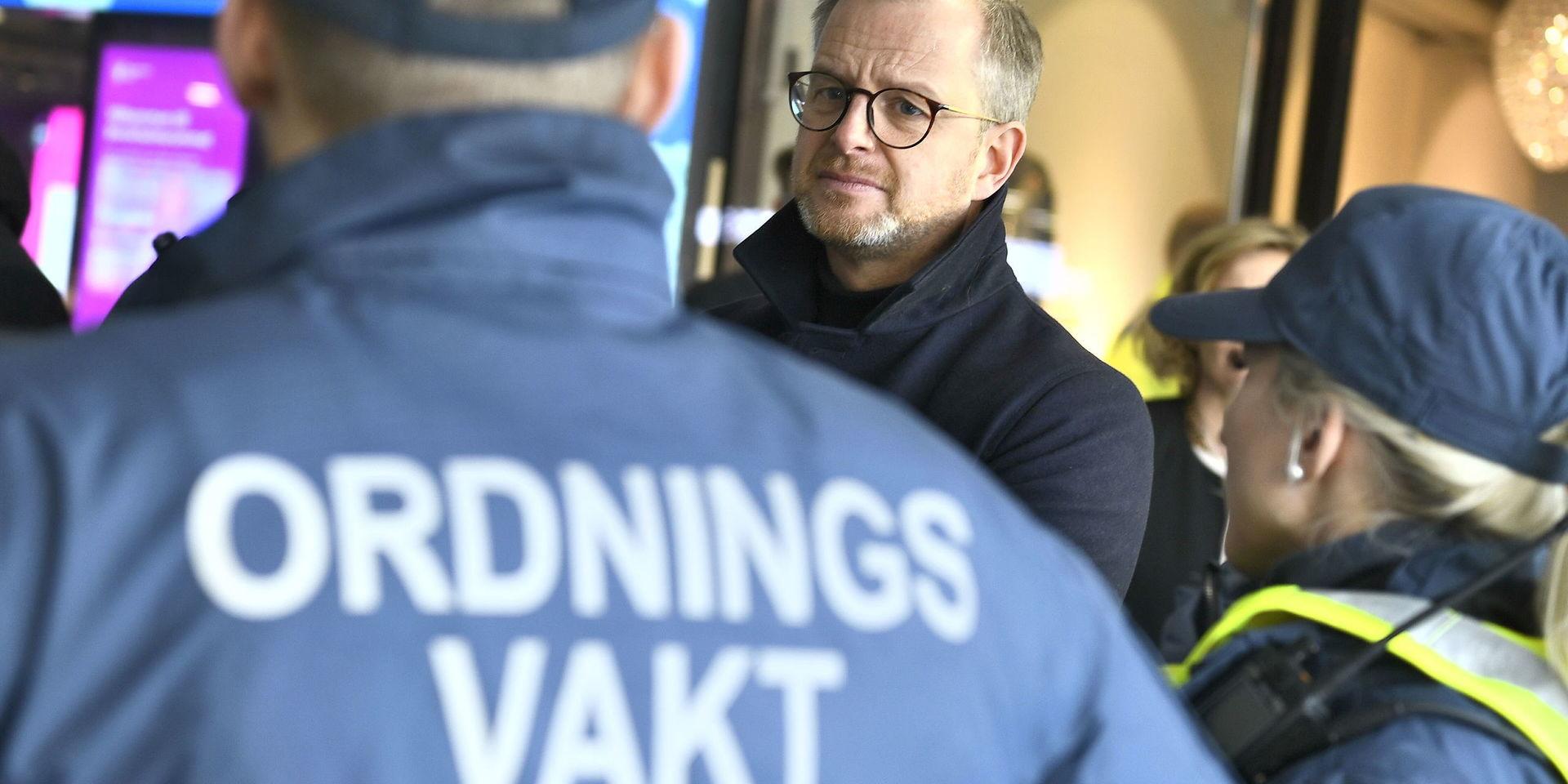 Inrikesminister Mikael Damberg (S) vill se över det 40 år gamla regelverket för ordningsvakter från grunden.