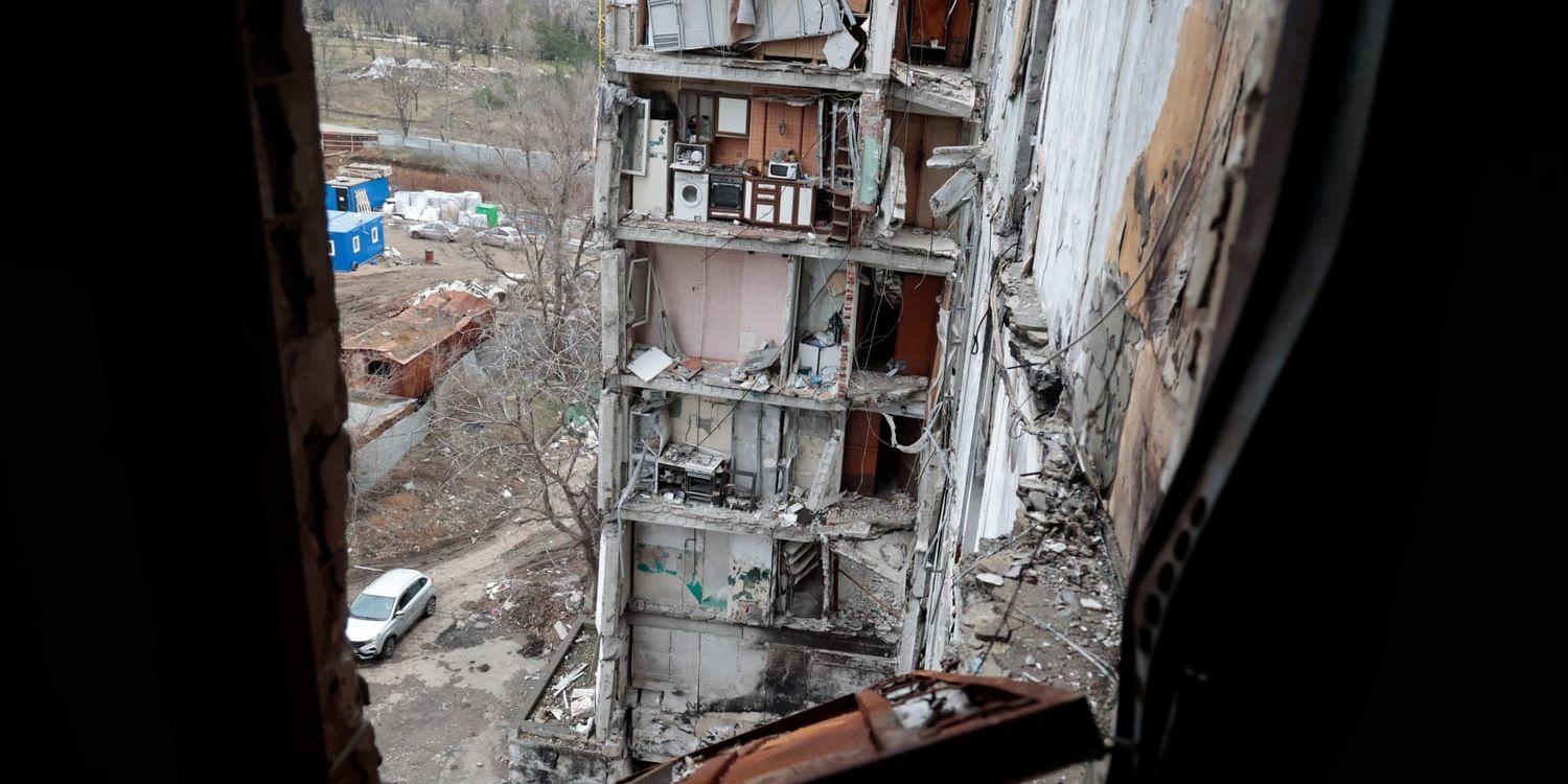 Ett skadat flerfamiljshus i Mariupol i en bild tagen i början av året.