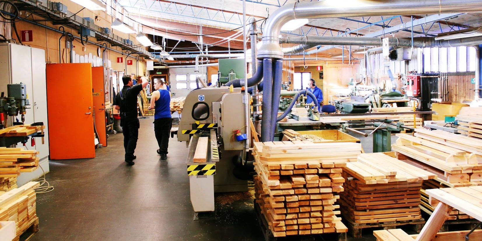 Daglig verksamhet. En kommunal verksamhet i Västsverige där funktionshindrade arbetar med träprodukter. (arkivbild)