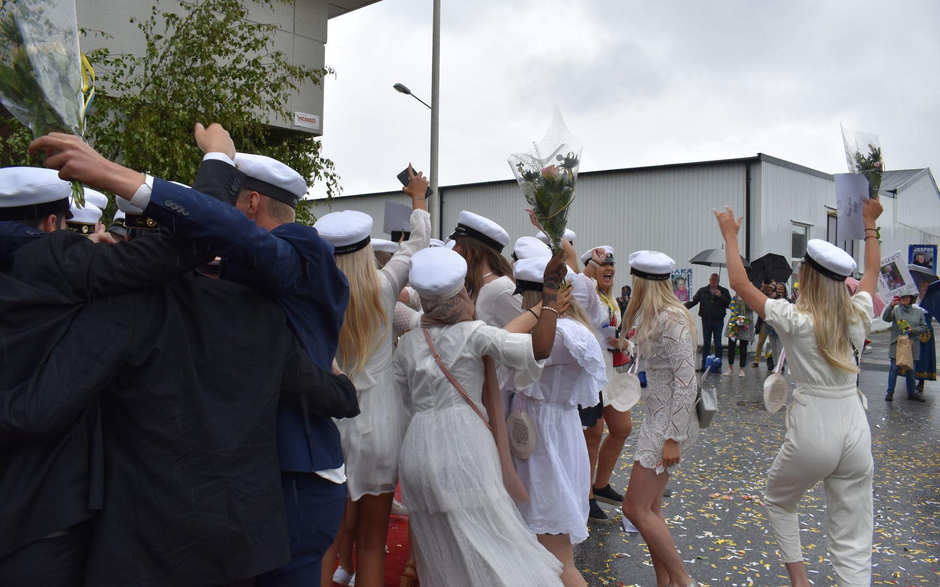 Samhällseleverna firade ordentligt när de sprang ut från Gullmarsgymnasiet. 