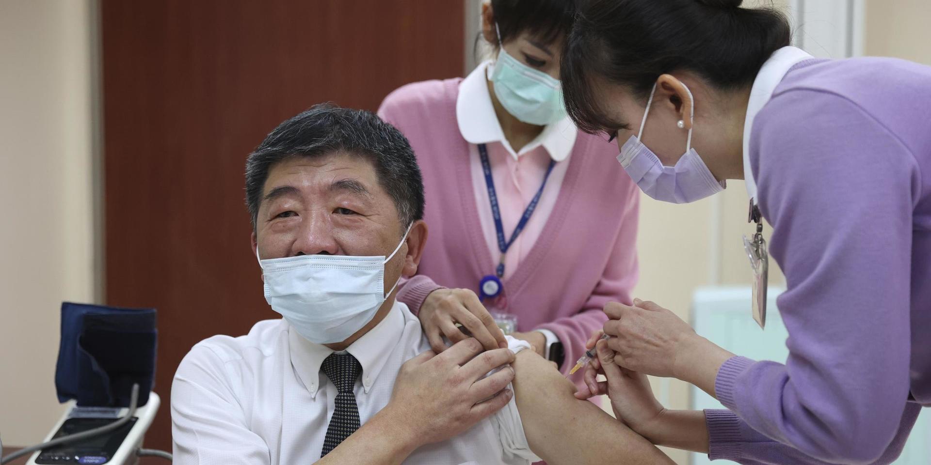 Taiwan pekas ut som ett av de länder som hanterat pandemin bäst. På bilden får landets hälsominister Chen Shih-chung en dos av Astra Zenecas vaccin i Taipei i mars 2021.