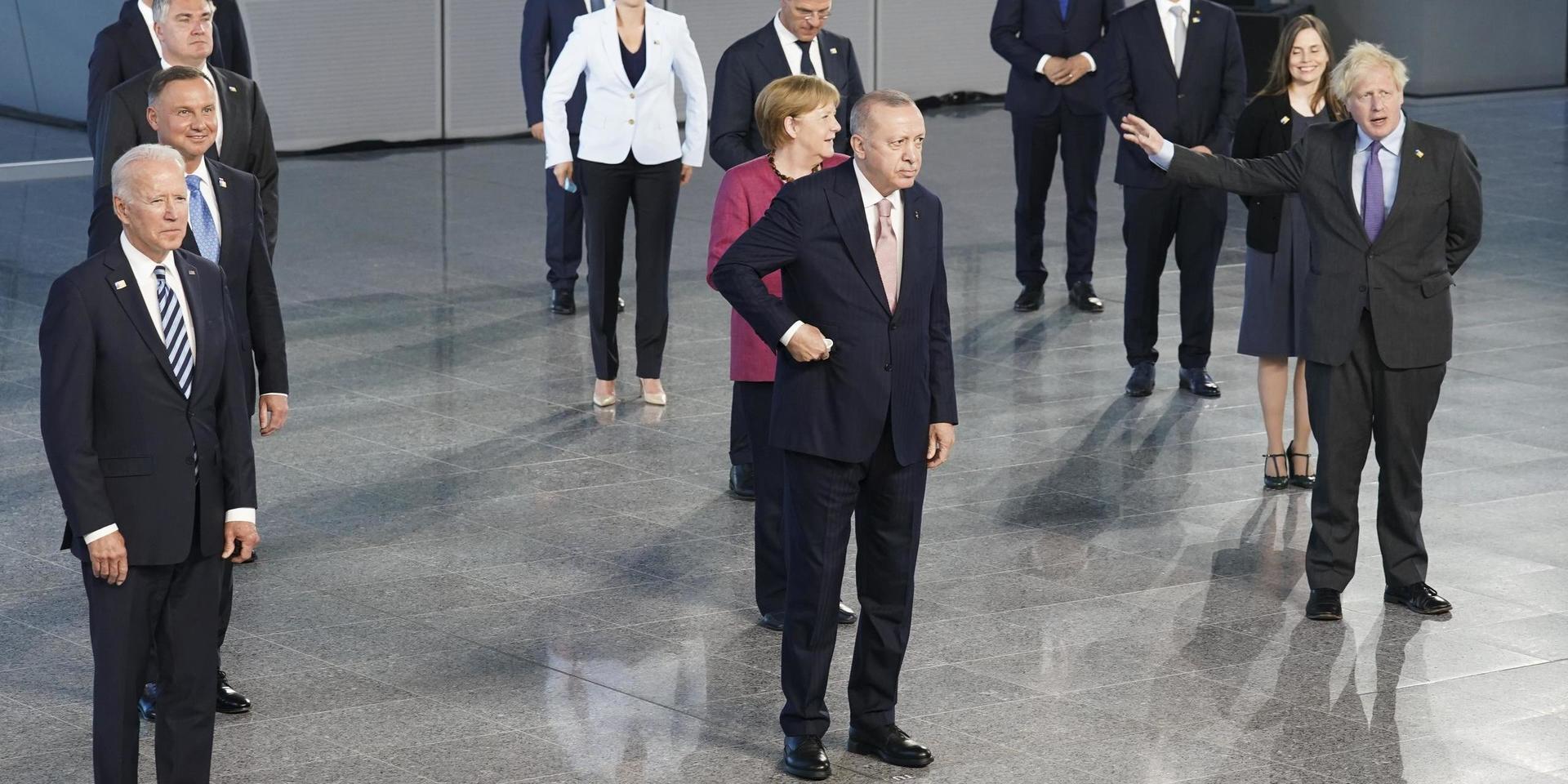 USA:s president Joe Biden, Turkiets president Recep Tayyip Erdogan och Storbritanniens premiärminister Boris Johnson i främsta ledet när Nato-ländernas ledare fotograferas i Bryssel. Där bakom syns även bland andra Danmarks statsminister Mette Frederiksen och Tyskland förbundskansler Angela Merkel.