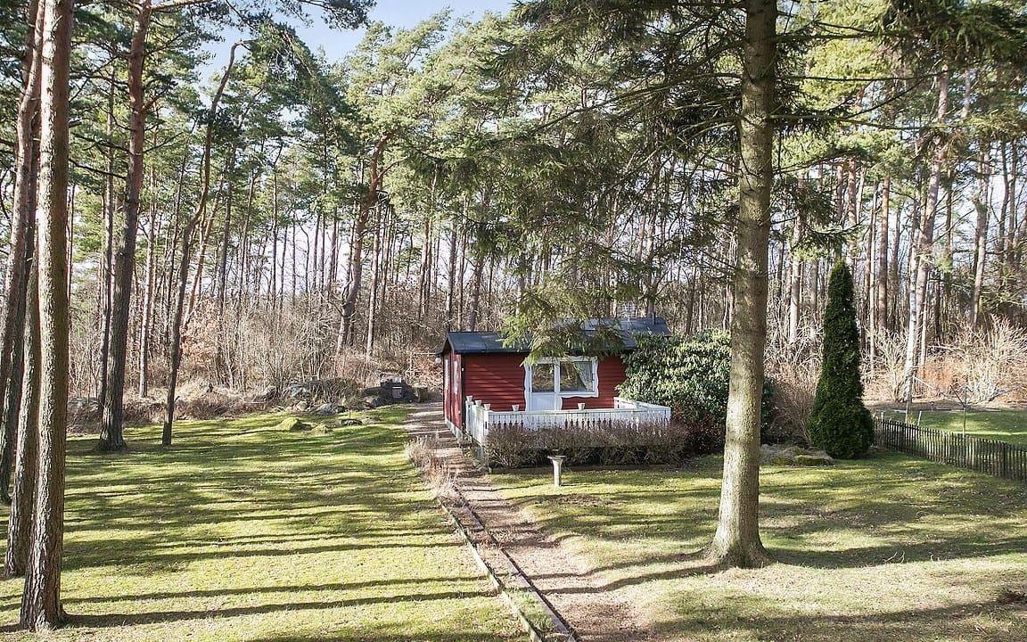 I Åsa, utanför Kungsbacka, kan du köpa en liten stuga med tomt till utgångspriset 495 000 kronor. Bild: Fastighetsbyrån