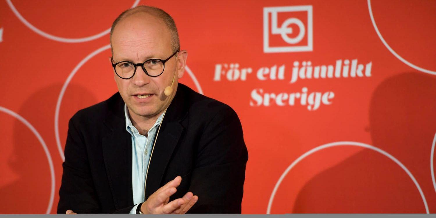 Rosenrött. LO:s chefsekonom Ola Pettersson målar upp Sveriges ekonomi i glada färger. Arkivbild.