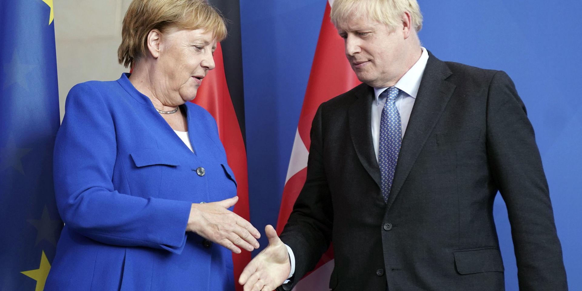 Tysklands förbundskansler Angela Merkel tycks vara öppen för en kompromiss vad gäller brexitavtalet. Här tar hon emot Storbritanniens premiärminister Boris Johnson i Berlin.