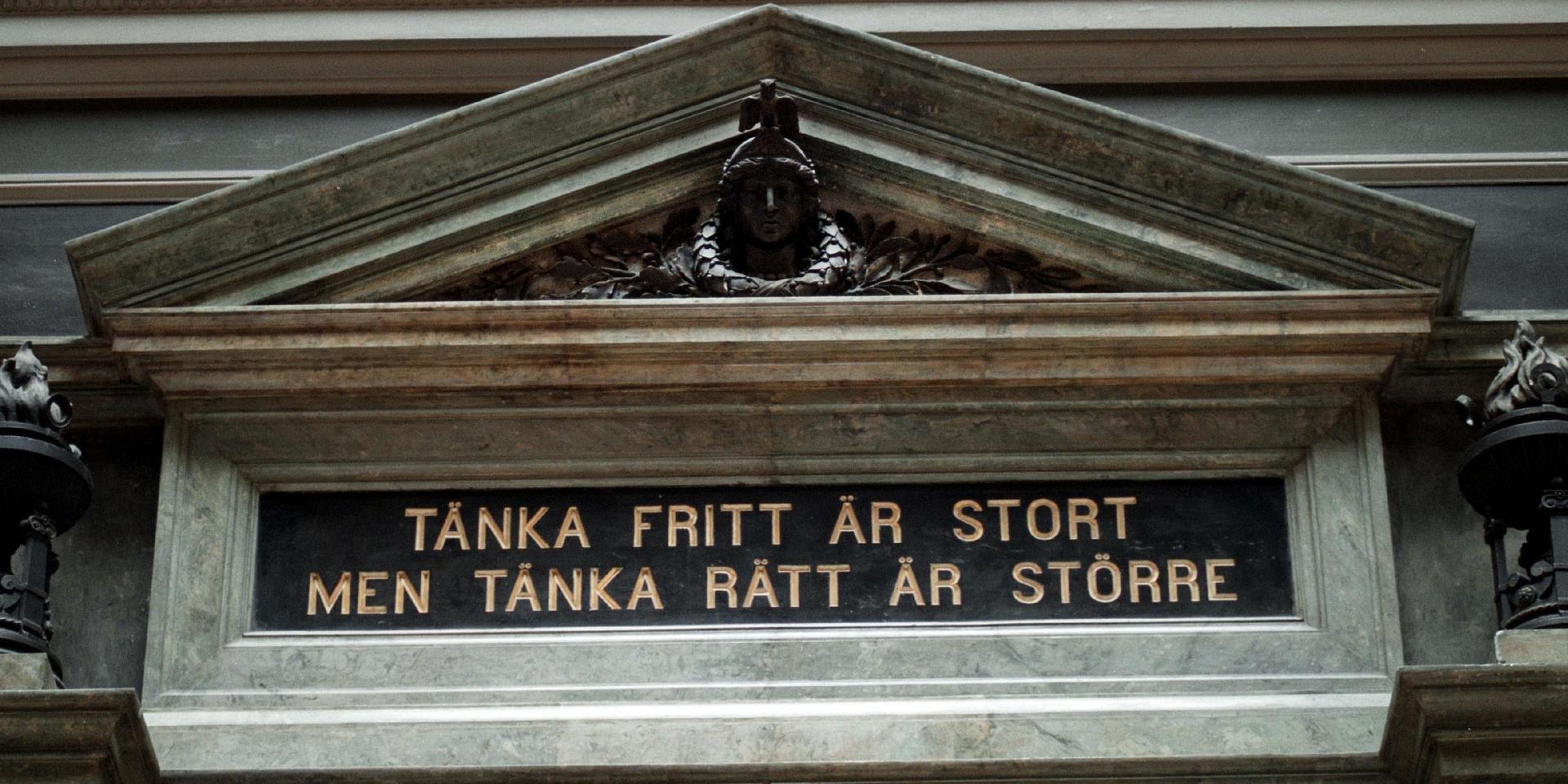 STOCKHOLM 020902 Tänka fritt är stort. Att tänka rätt är större. Citat från hus på Uppsala Universitet. Foto: Fredrik Persson  Kod: 1081 COPYRIGHT PRESSENS BILD