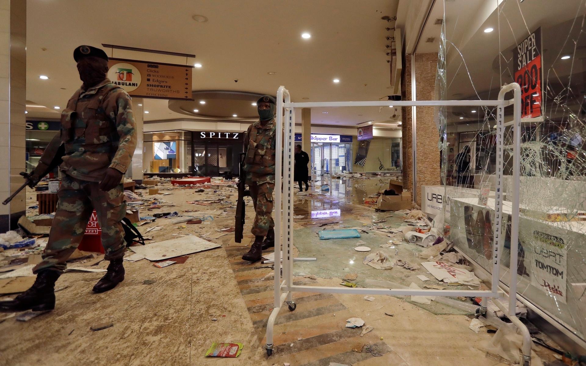 Militärer patrullerar i ett köpcentrum utanför Johannesburg för att lugna ner situationen.