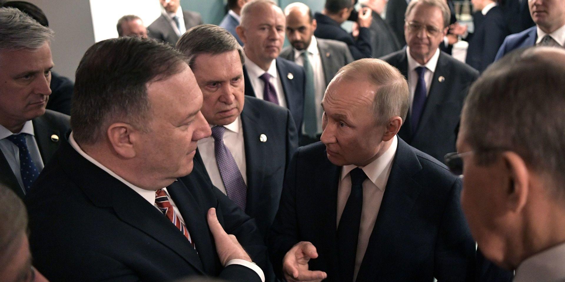 Rysslands president Vladimir Putin i samspråk med USA:s utrikesminister Mike Pompeo i samband med Berlinmötet.