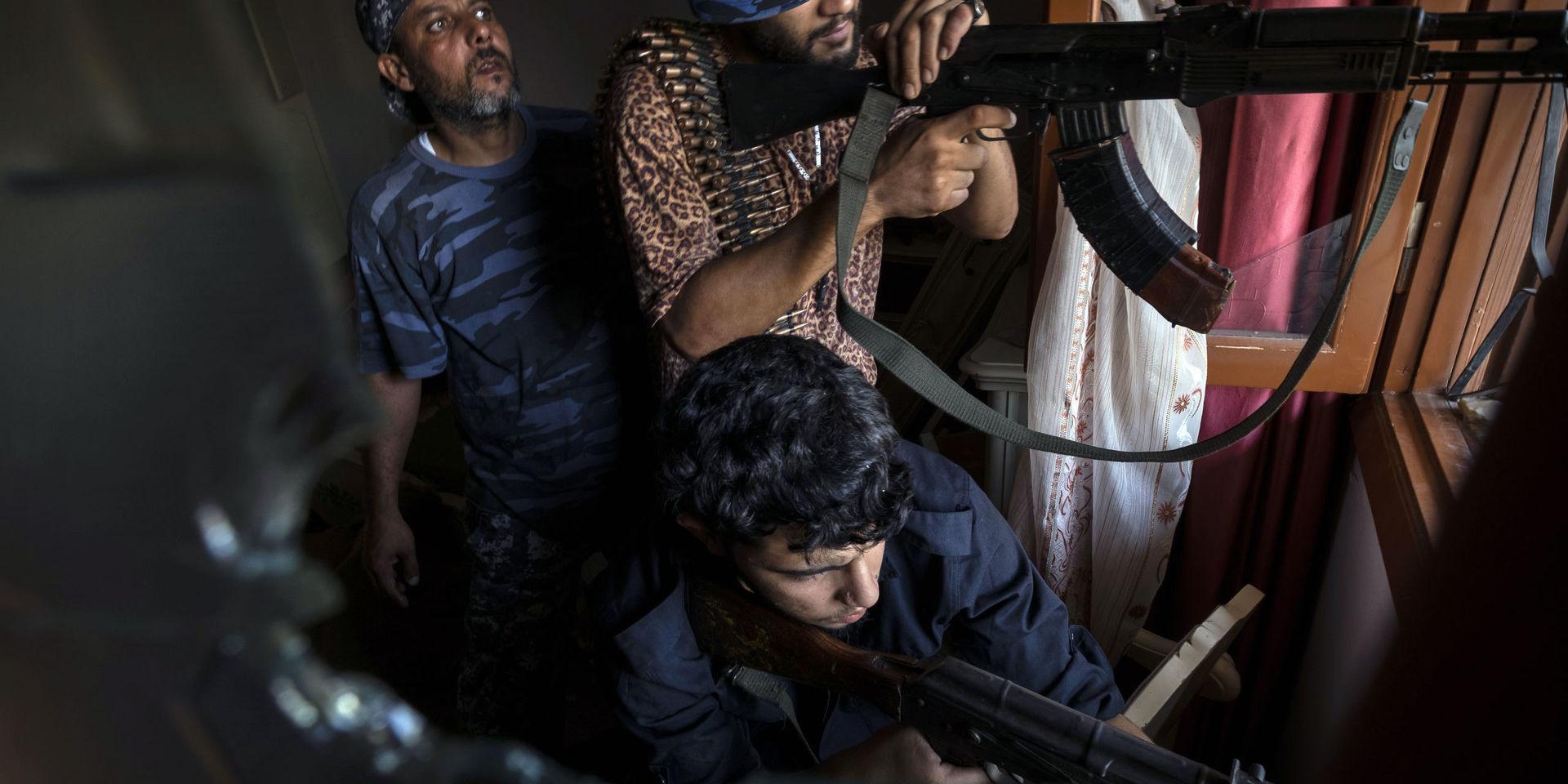 Libyer som strider för den FN-erkända regeringen i Tripoli, siktar mot motståndare i en förstad till huvudstaden. Arkivbild från den 31 augusti.