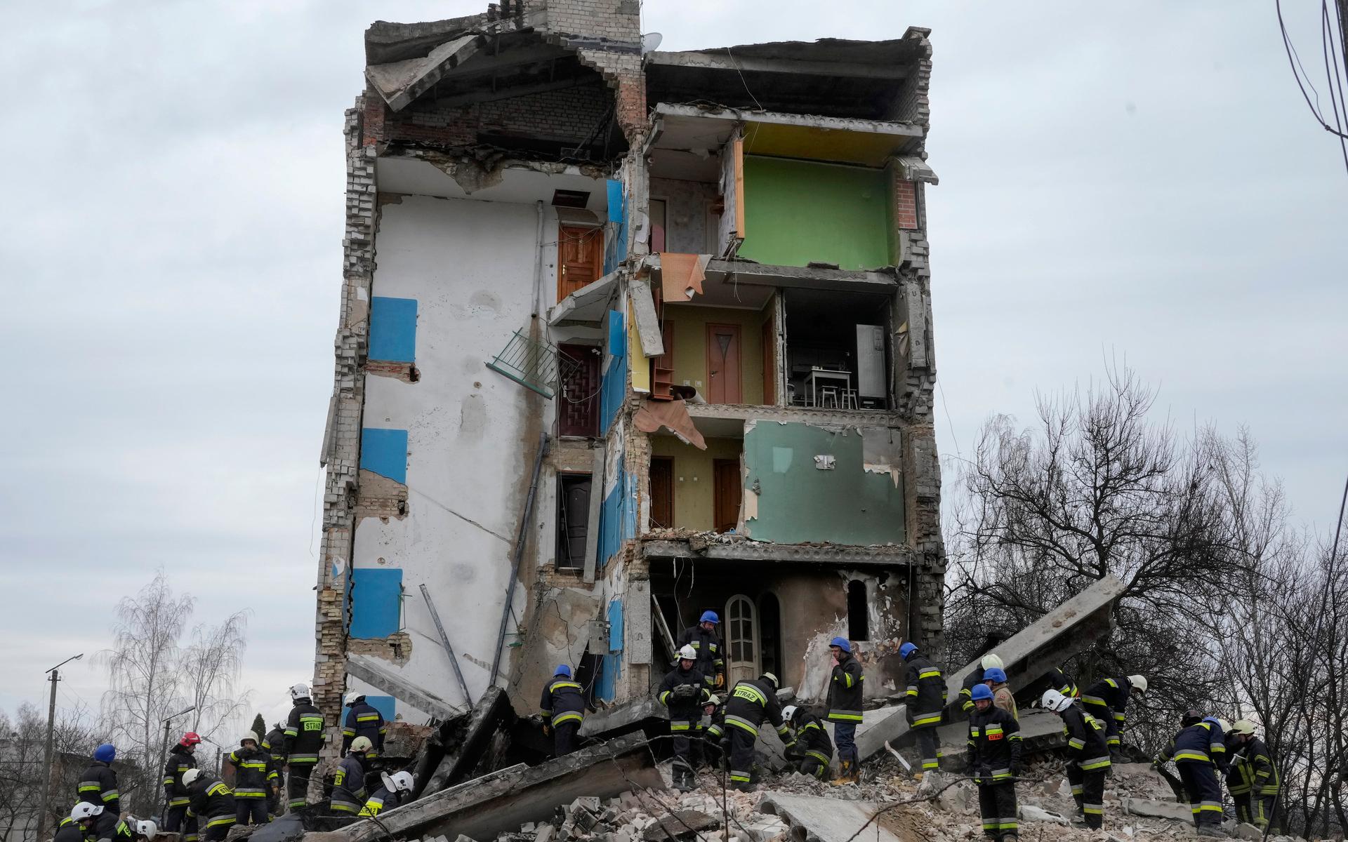 Emergency workers search through the rubble of an apartment building ruined in the Russian shelling in Borodyanka, Ukraine, Wednesday, April 6, 2022. (AP Photo/Efrem Lukatsky)  XEL103