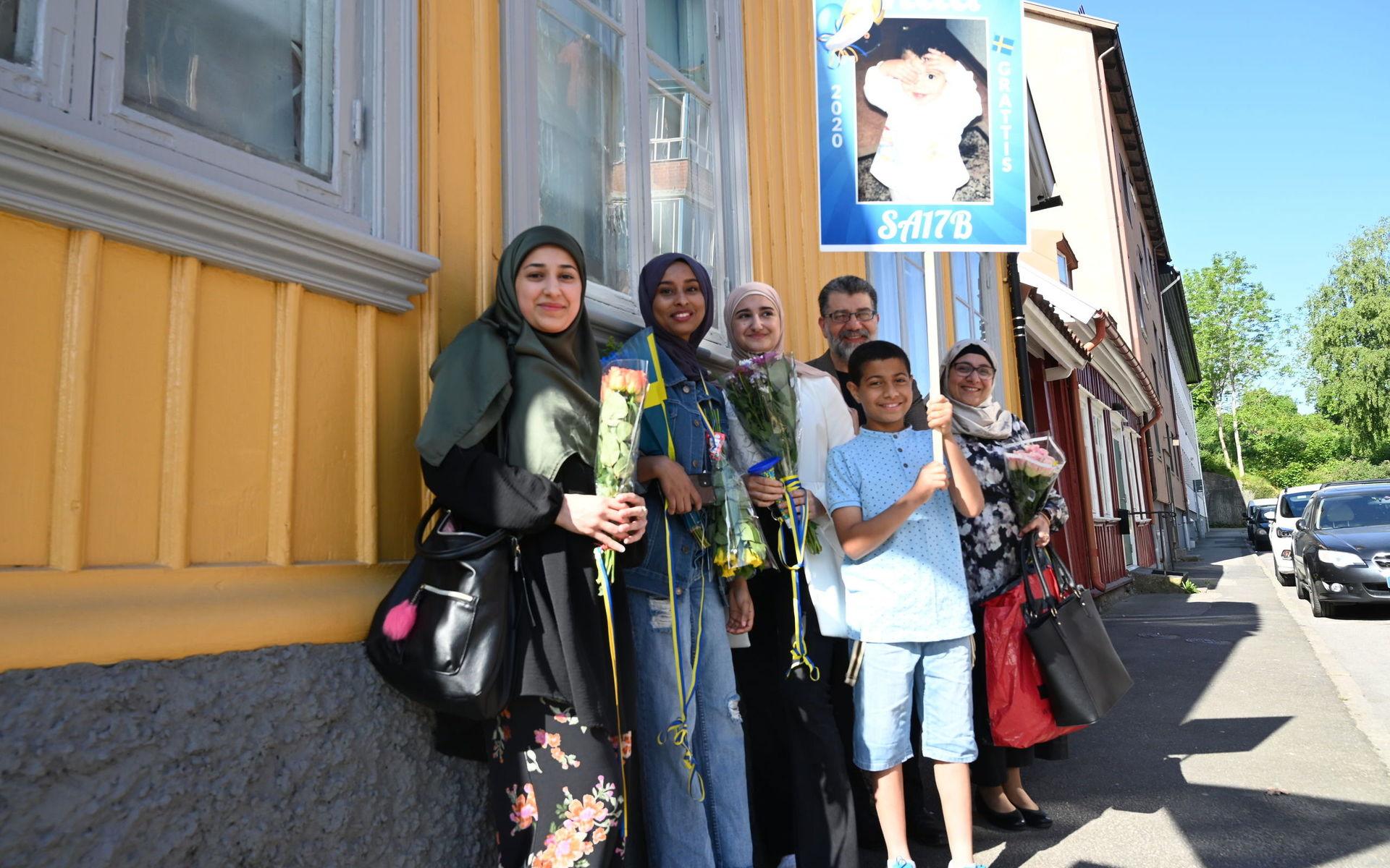 Alaa Kassems familj väntar utanför Agnebergsgymnasiet. 