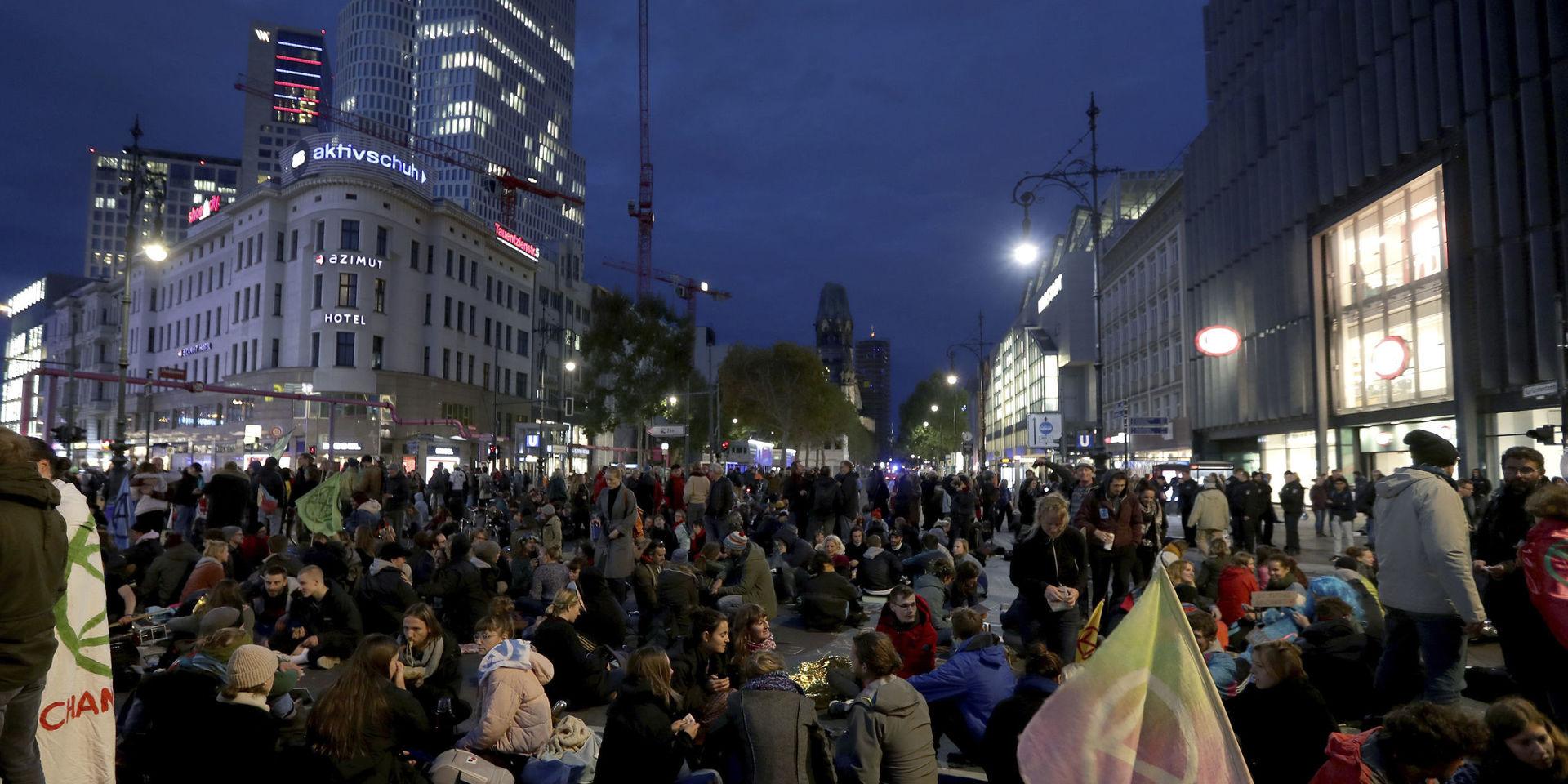 Klimataktivister från nätverket Extinction Rebellion blockerar shoppinggatan Kurfürstendamm i Berlin i Tyskland. Bilden är från den 9 oktober.