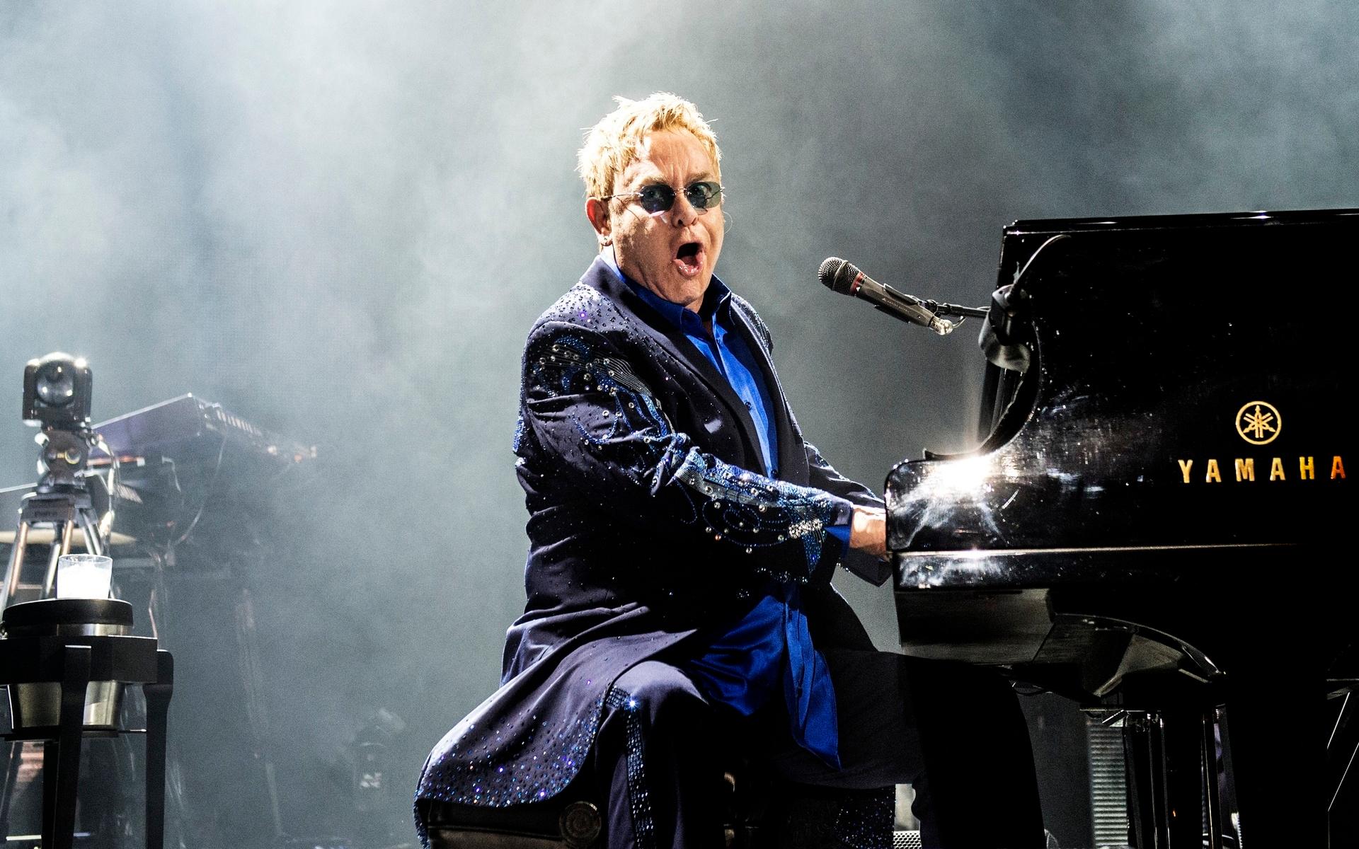 ... även Elton John pekar ut i samma läckta dokument. 