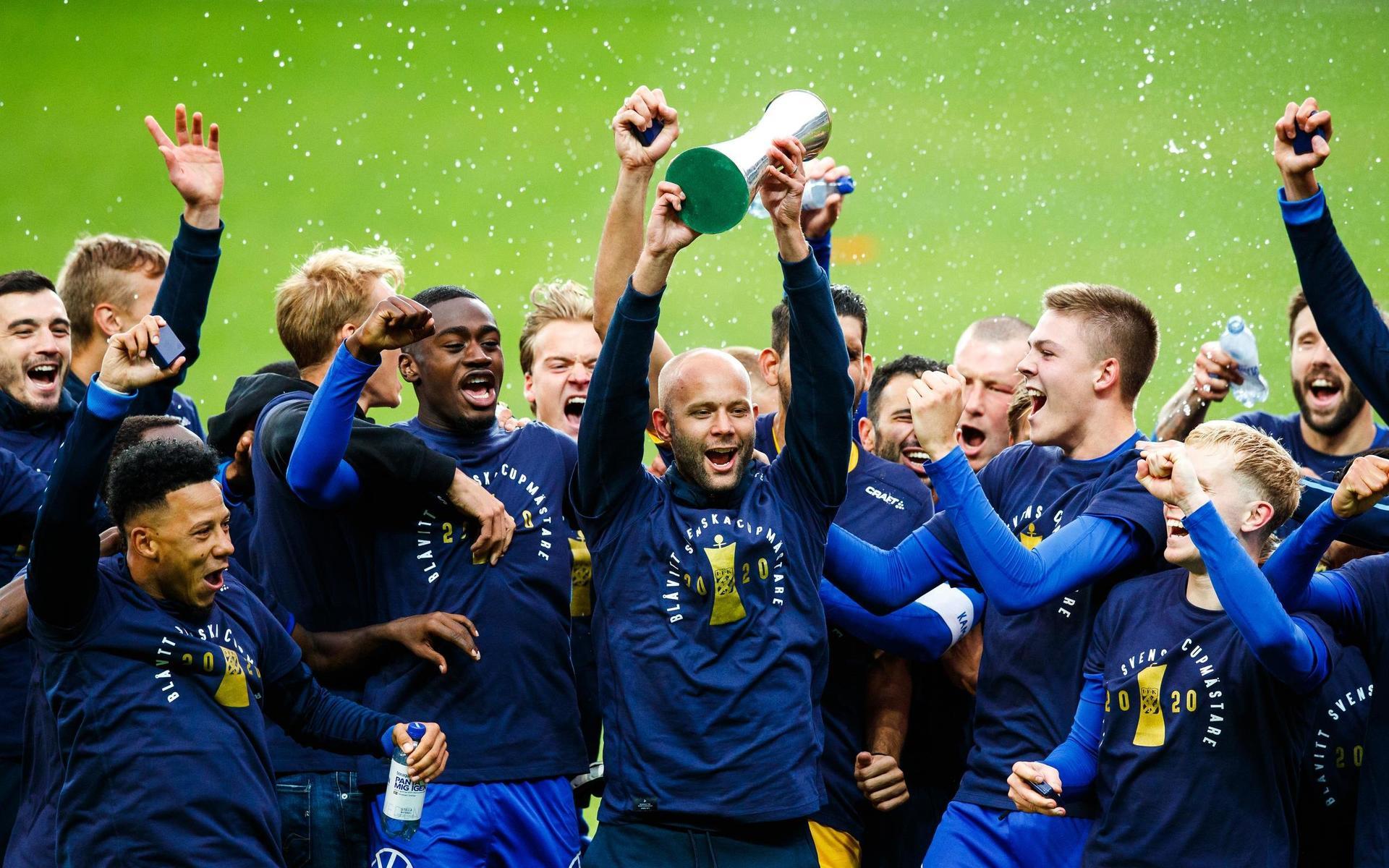 Robin Söder jublar med pokalen efter finalen i Svenska cupen mellan IFK Göteborg och Malmö FF den 30 juli 2020.