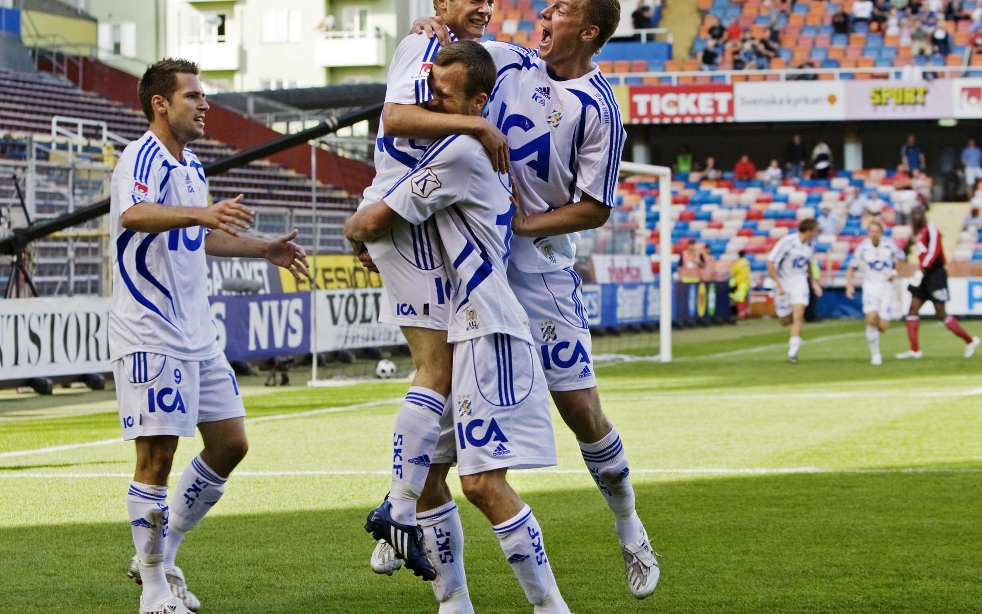 Robin Söder gratuleras efter sitt matchavgörande mål mot Djurgården, 2009. 