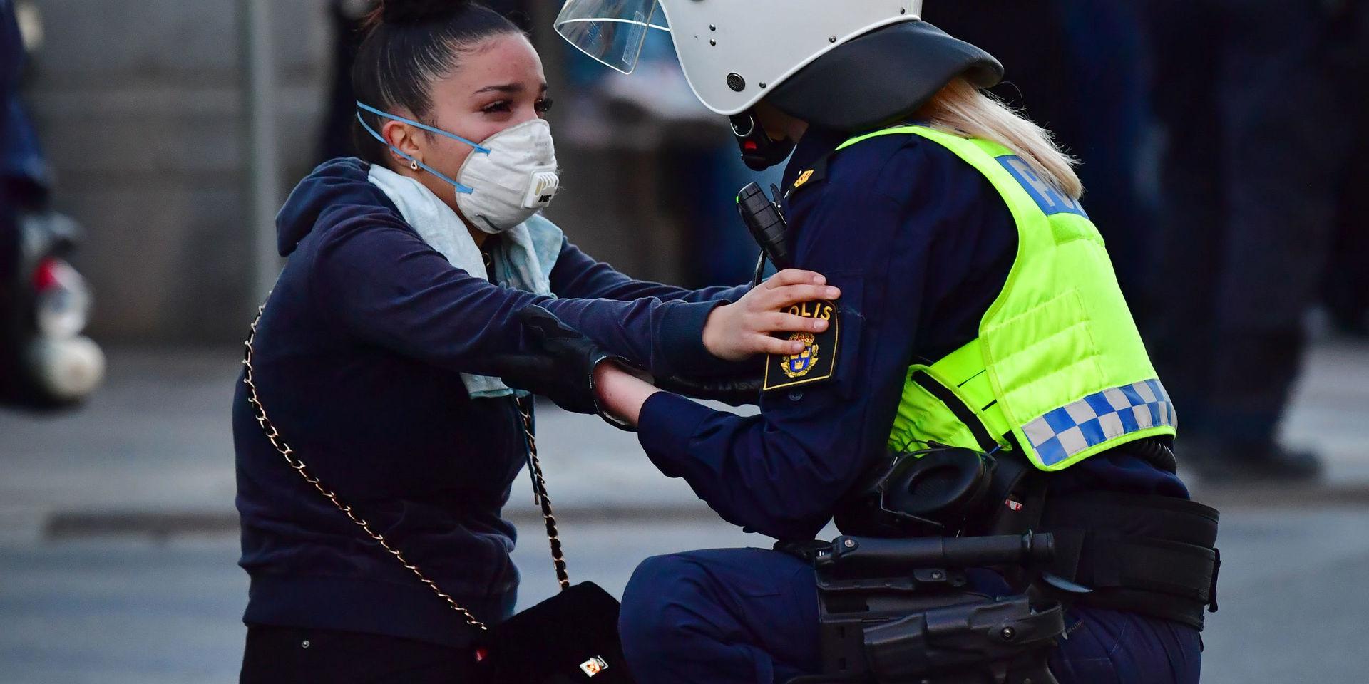 Kravallpoliser stoppar demonstranter vid Norrbro i Stockholm på onsdagskvällen. 