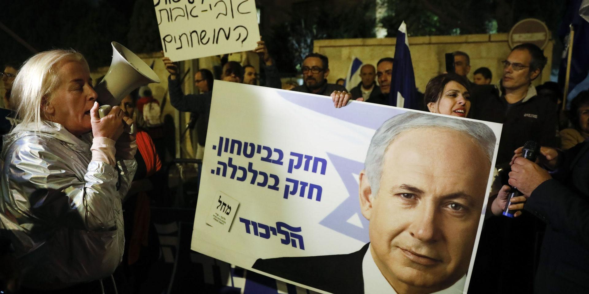 Anhängare till Israels premiärminister Benjamin Netanyahu samlas utanför hans bostad efter beskedet att Netanyahu åtalas