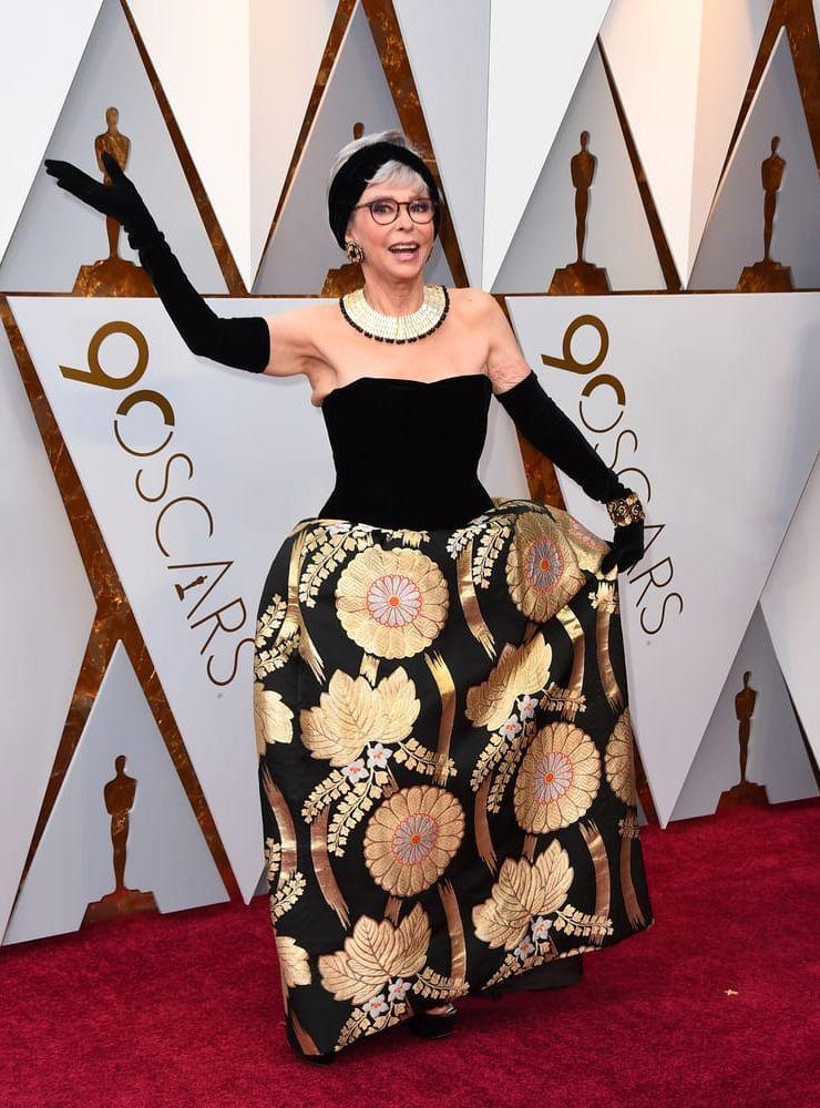 Rita Moreno anländer till Oscarsgalan. 