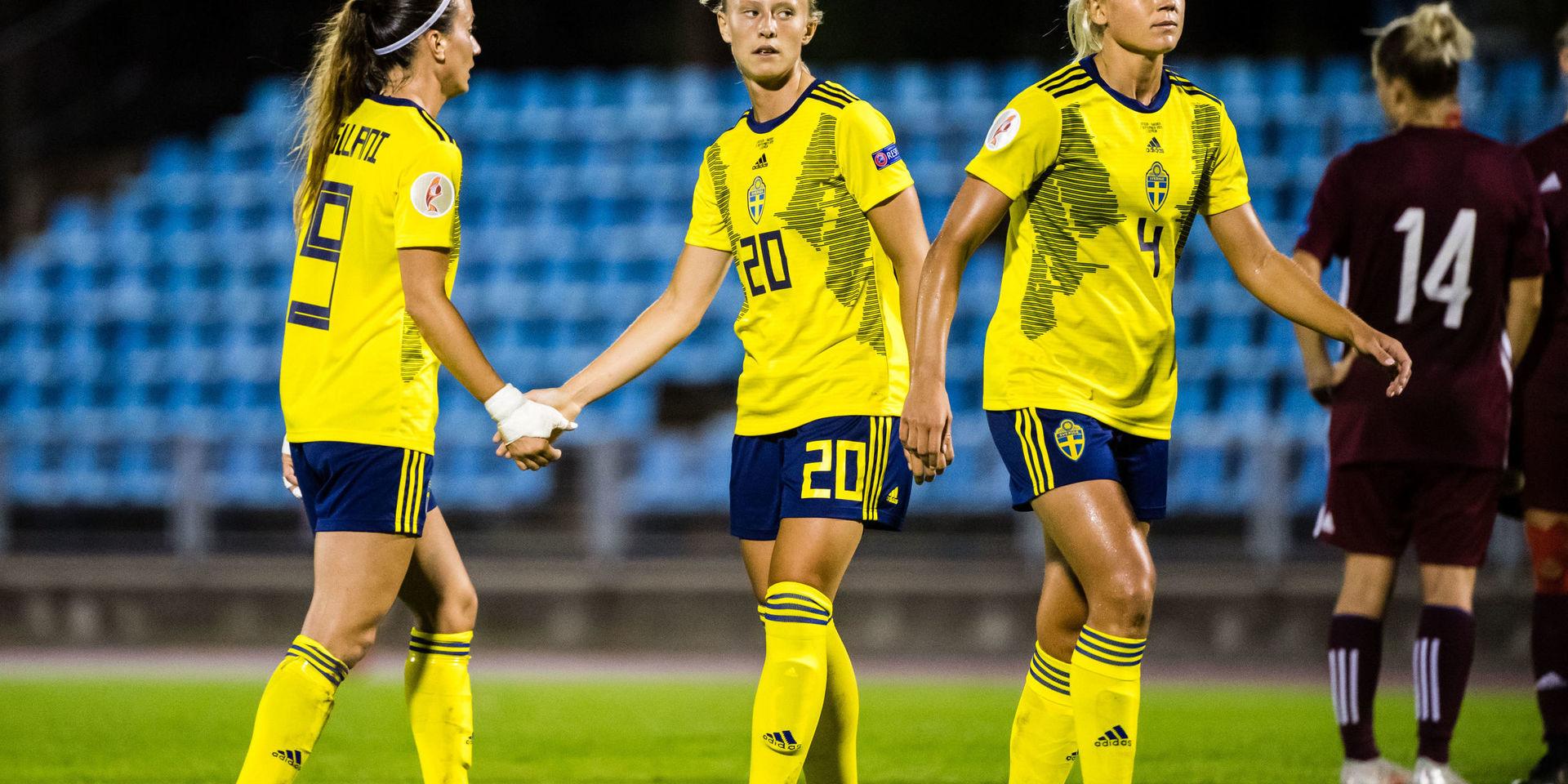 Rebecka Blomqvist är en av 24 svenska spelare som åker till Algarve cup. Kosovare Asllani (9) och Hanna Glas (4) är också med i truppen.