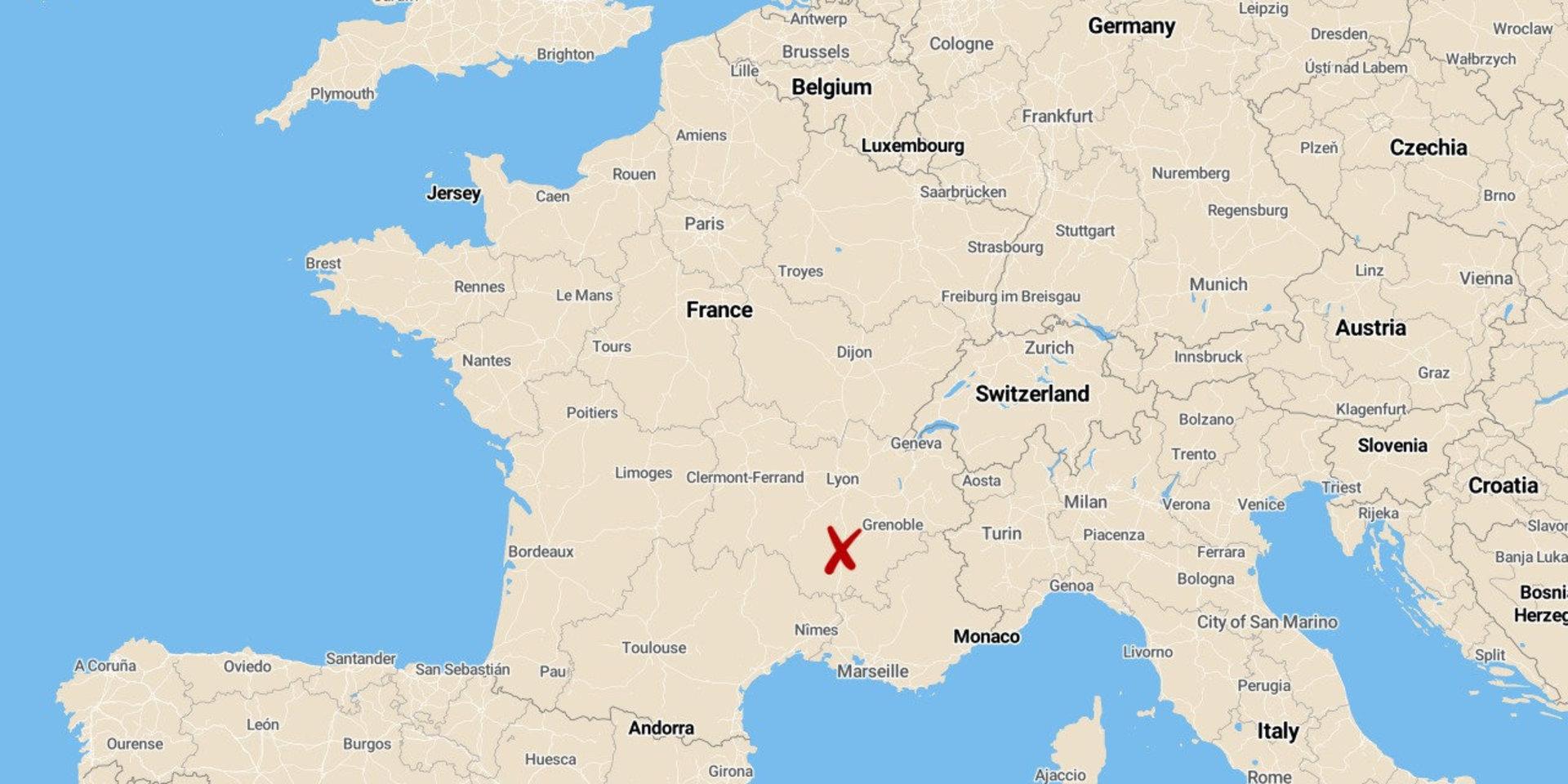 En man har knivhuggit två personer till döds och skadat fem i Romans-sur-Isère i Frankrike. 