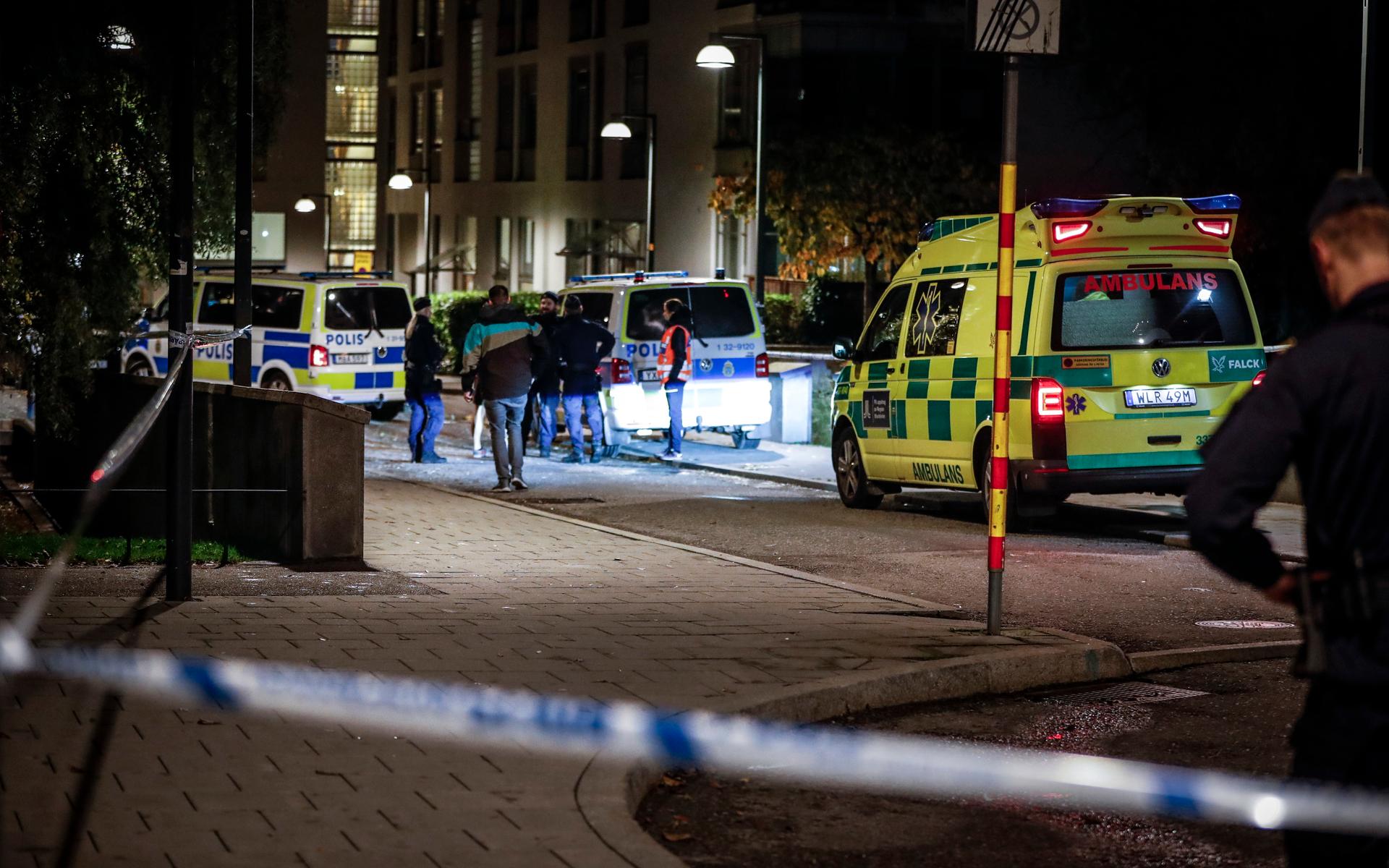Polis och ambulans på plats i Hammarby sjöstad i södra Stockholm, där en man hittats skjuten. Mannen, som enligt uppgifter till Sveriges största medier är rapparen Einár, avled senare av sina skador.