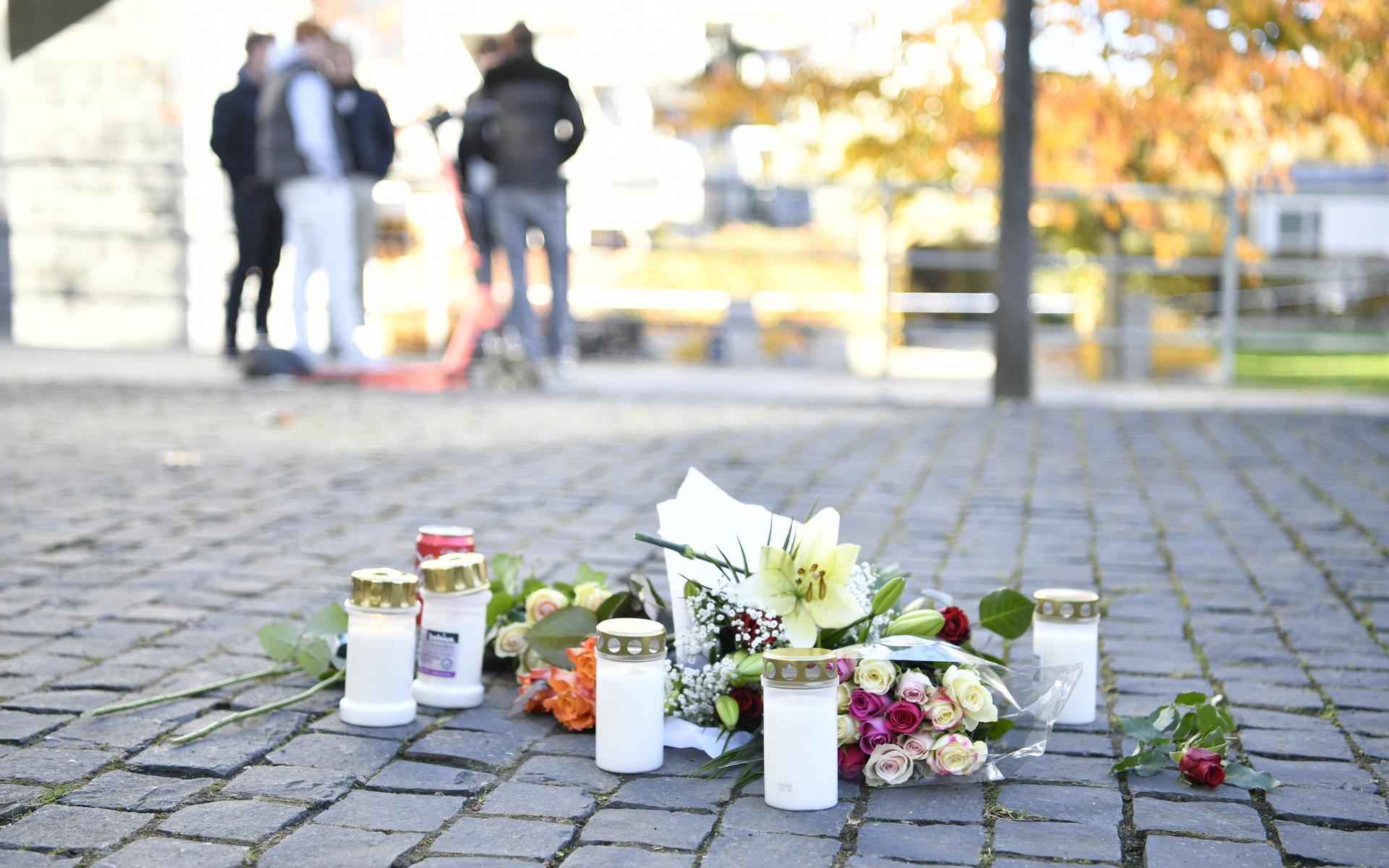 På fredagen har flera människor samlats och tänt ljus och lämnat blommor i sorg för den dödade rapstjärnan.