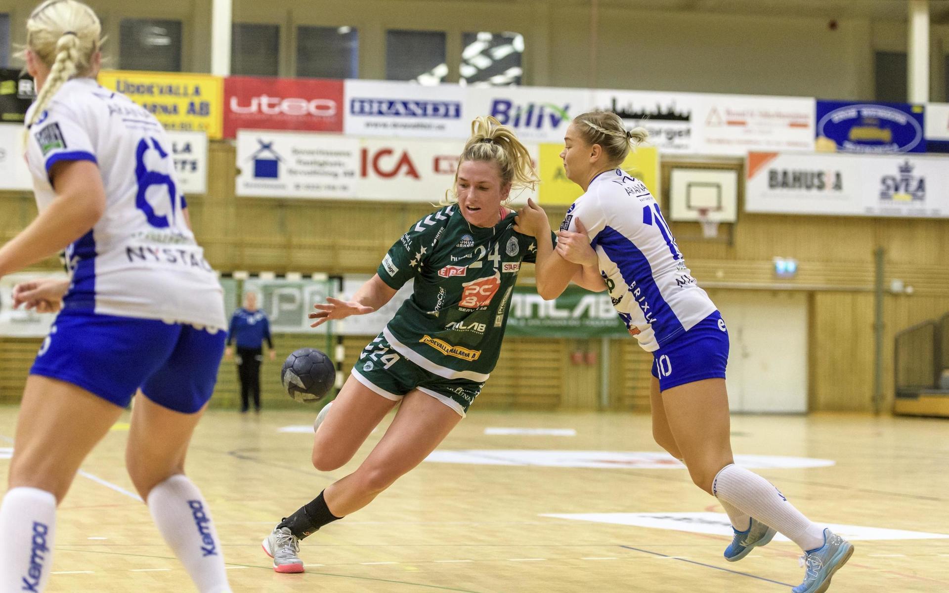 Frida Alm (bilden) skuggar Johanna Östblom i skytteligan och har snittat sex mål per match i Sveriges näst högsta serie. 