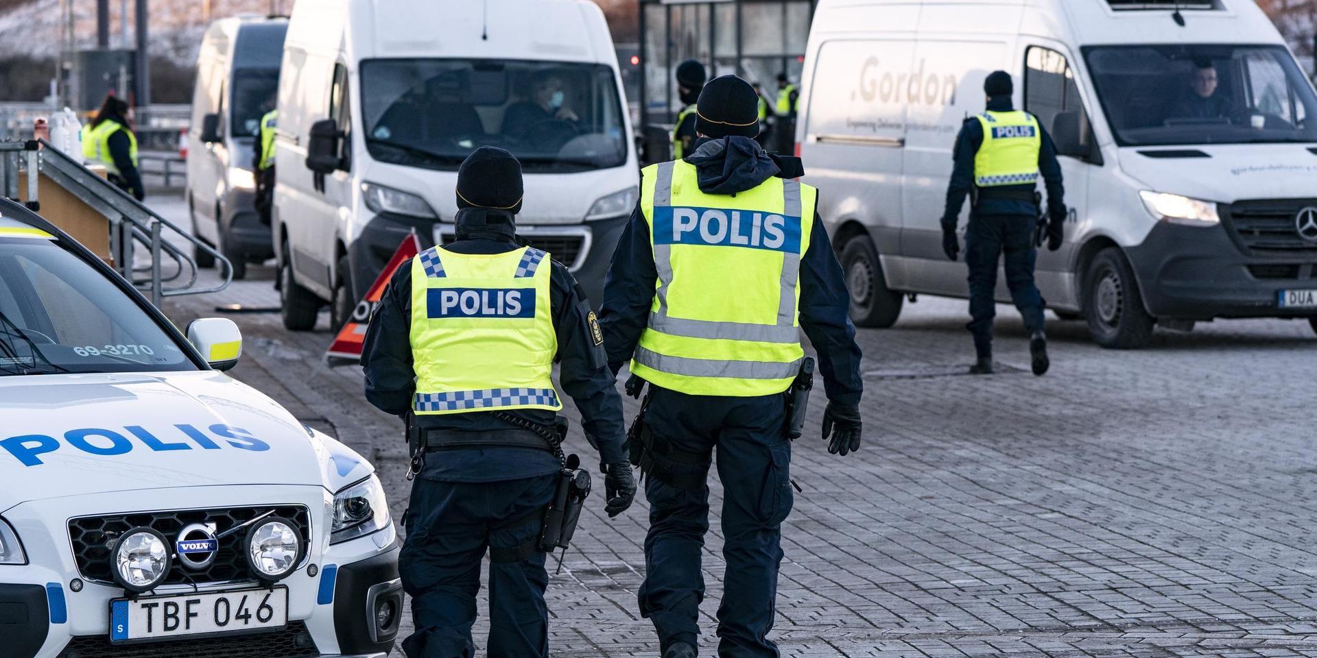 Polis och passkontrollanter på plats vid gränskontrollen efter betalstationen på Lernacken på den svenska sidan av Öresundsbron på lördagen.